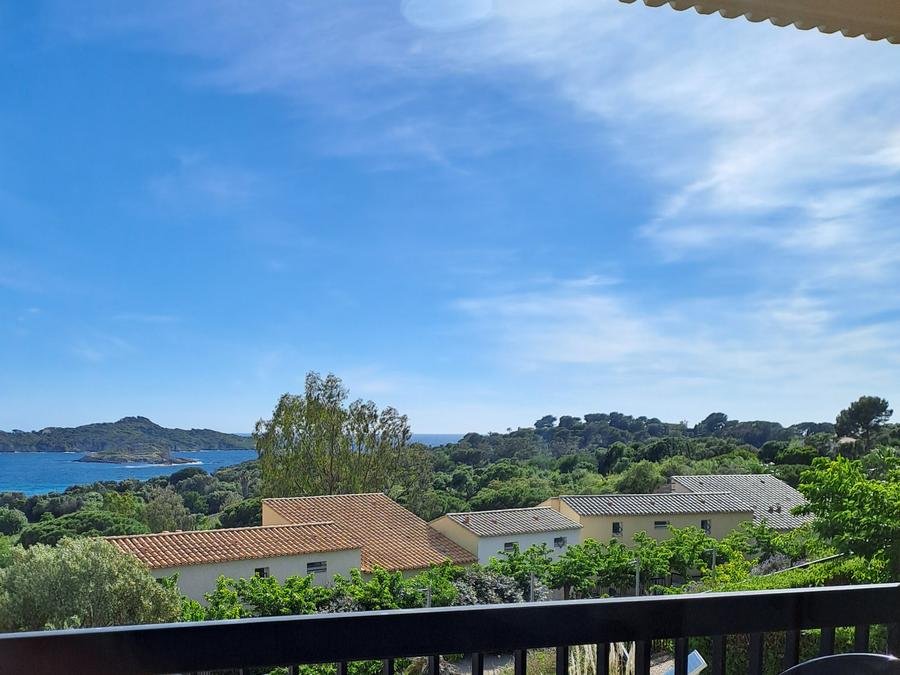 Camping Pas Cher vous présente avec son site Officiel campingpascher.fr, la Résidence VVF Hyères Presqu'île De Giens, située sur la commune de Giens dans le département Var (Provence Alpes Côte D'azur) en France. La résidence VVF Hyères Presqu'île De Giens vous propose un hébergement de type appartement de 25 m² pour 1 personne. L'établissement vous propose 5 autres types d'hébergements. Découvrez tous nos séjours à petits prix dans la commune et aux alentours de Giens du département : Var (Provence Alpes Côte D'azur). Animations familiales, Club enfants, Ping-pong, Pétanque, Terrain de volley-ball, Snack/Bar,... En savoir plus : cliquez-ICI.