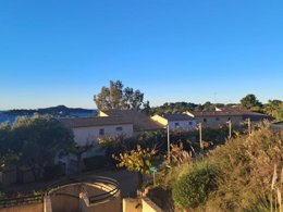 Camping Pas Cher vous présente avec son site Officiel campingpascher.fr, la Résidence VVF Hyères Presqu'île De Giens, située sur la commune de Giens dans le département Var (Provence Alpes Côte D'azur) en France. La résidence VVF Hyères Presqu'île De Giens vous propose un hébergement de type appartement de 25 m² pour 1 personne. L'établissement vous propose 5 autres types d'hébergements. Découvrez tous nos séjours à petits prix dans la commune et aux alentours de Giens du département : Var (Provence Alpes Côte D'azur). Animations familiales, Club enfants, Ping-pong, Pétanque, Terrain de volley-ball, Snack/Bar,... En savoir plus : cliquez-ICI.