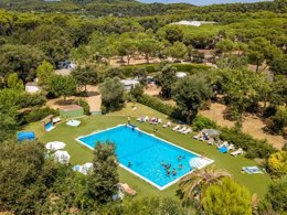Camping Pas Cher vous présente avec son site Officiel campingpascher.fr, le Camping HolaCamp Palamós classé 3 étoiles, situé sur la commune de Vall-llobrega dans le département Gérone (Catalogne) en Espagne. Le camping HolaCamp Palamós vous propose un hébergement de type bungalow de 20 m² avec climatisation (télévision). Cet hébergement propose plus de 81 dates différentes pour réserver ! Pour dévouvrir la période la moins chère, consultez la rubrique 'Tarifs' et sélectionnez votre mois de départ. L'établissement vous propose 2 autres types d'hébergements. Découvrez tous nos séjours à petits prix dans la commune et aux alentours de Vall-llobrega du département : Gérone (Catalogne). Piscine extérieure, Animations familiales, Club enfants, Aire de jeux enfants, Ping-pong, Terrain multisports, Restaurant, Épicerie,... En savoir plus : cliquez-ICI.