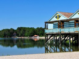 Camping Pas Cher vous présente avec son site Officiel campingpascher.fr, la Résidence Goélia Les Demeures Du Lac classé 3 étoiles, située sur la commune de Casteljaloux dans le département Lot-et-garonne (Aquitaine) en France. La résidence Goélia Les Demeures Du Lac, vous présente un hébergement de type studio de 25 m² et télévision. La résidence Goélia Les Demeures Du Lac vous propose du sam. 06 juin au sam. 13 juin 2026 pour 7 nuits à 224€. Cette location propose 11 dates différentes pour réserver votre séjour. Découvrez également les 4 autres gammes d'hébergements de la résidence. Lac, Piscine chauffée, Piscine extérieure, Animations familiales, Club enfants,... En savoir plus : cliquez-ICI.