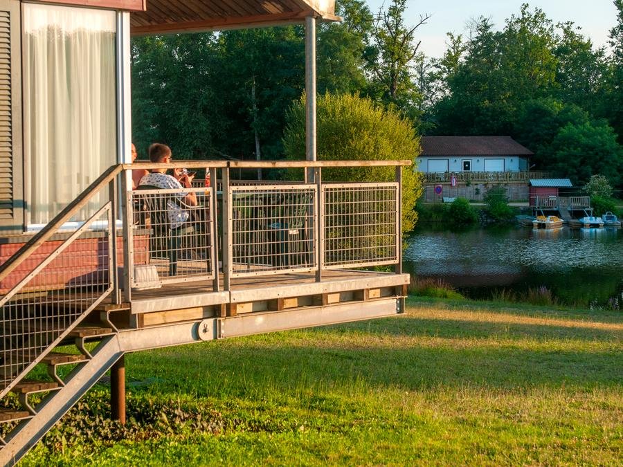 Camping Pas Cher vous présente avec son site Officiel campingpascher.fr, la Résidence Goélia Le Domaine Des Nouailles classé 3 étoiles, située sur la commune de Nontron dans le département Dordogne (Aquitaine) en France. La résidence Goélia Le Domaine Des Nouailles, vous présente un hébergement de type chalet de 70 m² et télévision. La résidence Goélia Le Domaine Des Nouailles vous propose du sam. 12 septembre au sam. 19 septembre 2026 pour 7 nuits à 315€. Cette location propose 20 dates différentes pour réserver votre séjour. Découvrez également les 3 autres gammes d'hébergements de la résidence. Lac, Piscine chauffée, Piscine extérieure, Animations familiales, Club enfants, Aire de jeux enfants, Cyclisme, Pétanque, Randonnée, Terrain de beach-volley, Dépôt de pain,... En savoir plus : cliquez-ICI.