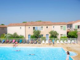 Camping Pas Cher vous présente avec son site Officiel campingpascher.fr, la Résidence Goélia Le Mas Des Arènes classé 3 étoiles, située sur la commune de Mouries dans le département Bouches-du-rhône (Provence Alpes Côte D'azur) en France. La résidence Goélia Le Mas Des Arènes, vous présente un hébergement de type maison de 40 m² pour 6 personnes avec climatisation et télévision. La résidence Goélia Le Mas Des Arènes vous propose du sam. 19 septembre au sam. 26 septembre 2026 pour 7 nuits à 371€. Cette location propose 15 dates différentes pour réserver votre séjour. Découvrez également les 2 autres gammes d'hébergements de la résidence. Piscine chauffée, Piscine extérieure, Golf, Pétanque,... En savoir plus : cliquez-ICI.