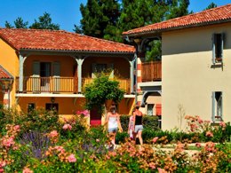 Camping Pas Cher vous présente avec son site Officiel campingpascher.fr, la Résidence Goélia Aquaresort classé 3 étoiles, située sur la commune de Nerac dans le département Lot-et-garonne (Aquitaine) en France. La résidence Goélia Aquaresort, vous présente un hébergement de type appartement et télévision. La résidence Goélia Aquaresort vous propose du sam. 12 septembre au sam. 19 septembre 2026 pour 7 nuits à 259€. Cette location propose 17 dates différentes pour réserver votre séjour. Découvrez également les 4 autres gammes d'hébergements de la résidence. Piscine chauffée, Piscine couverte, Aire de jeux enfants, Pétanque, Boulangerie,... En savoir plus : cliquez-ICI.