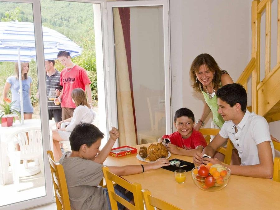 Camping Pas Cher vous présente avec son site Officiel campingpascher.fr, la Résidence Le Village Goélia classé 3 étoiles, située sur la commune de Saint Geniez D'olt dans le département Aveyron (Midi Pyrénées) en France. La résidence Le Village Goélia, vous présente un hébergement de type appartement de 40 m² pour 6 personnes et télévision. La résidence Le Village Goélia vous propose du sam. 12 septembre au sam. 19 septembre 2026 pour 7 nuits à 329€. Cette location propose 20 dates différentes pour réserver votre séjour. Découvrez également les 4 autres gammes d'hébergements de la résidence. Rivière, Piscine chauffée, Piscine extérieure, Animations familiales, Club enfants, Aire de jeux enfants, Canoë-kayak, Centre équestre, Court de tennis, Ping-pong, Pétanque, Terrain multisports, Bar,... En savoir plus : cliquez-ICI.