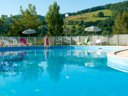 Camping Pas Cher vous présente avec son site Officiel campingpascher.fr, la Résidence Le Village Goélia classé 3 étoiles, située sur la commune de Saint Geniez D'olt dans le département Aveyron (Midi Pyrénées) en France. La résidence Le Village Goélia, vous présente un hébergement de type appartement de 30 m² pour 4 personnes et télévision. La résidence Le Village Goélia vous propose du sam. 12 septembre au sam. 19 septembre 2026 pour 7 nuits à 273€. Cette location propose 20 dates différentes pour réserver votre séjour. Découvrez également les 4 autres gammes d'hébergements de la résidence. Rivière, Piscine chauffée, Piscine extérieure, Animations familiales, Club enfants, Aire de jeux enfants, Canoë-kayak, Centre équestre, Court de tennis, Ping-pong, Pétanque, Terrain multisports, Bar,... En savoir plus : cliquez-ICI.