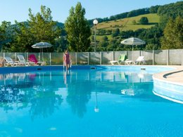 Camping Pas Cher vous présente avec son site Officiel campingpascher.fr, la Résidence Le Village Goélia classé 3 étoiles, située sur la commune de Saint Geniez D'olt dans le département Aveyron (Midi Pyrénées) en France. La résidence Le Village Goélia, vous présente un hébergement de type appartement de 30 m² pour 4 personnes et télévision. La résidence Le Village Goélia vous propose du sam. 12 septembre au sam. 19 septembre 2026 pour 7 nuits à 273€. Cette location propose 20 dates différentes pour réserver votre séjour. Découvrez également les 4 autres gammes d'hébergements de la résidence. Rivière, Piscine chauffée, Piscine extérieure, Animations familiales, Club enfants, Aire de jeux enfants, Canoë-kayak, Centre équestre, Court de tennis, Ping-pong, Pétanque, Terrain multisports, Bar,... En savoir plus : cliquez-ICI.