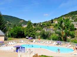 Camping Pas Cher vous présente avec son site Officiel campingpascher.fr, la Résidence Goélia Les Gorges De La Truyère classé 3 étoiles, située sur la commune de Entraygues Sur Truyere dans le département Aveyron (Midi Pyrénées) en France. La résidence Goélia Les Gorges De La Truyère, vous présente un hébergement de type appartement de 35 m² et télévision. La résidence Goélia Les Gorges De La Truyère vous propose du sam. 12 septembre au sam. 19 septembre 2026 pour 7 nuits à 301€. Cette location propose 18 dates différentes pour réserver votre séjour. Découvrez également les 3 autres gammes d'hébergements de la résidence. Piscine couverte, Piscine extérieure, Ping-pong, Pétanque, Supermarché,... En savoir plus : cliquez-ICI.