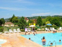 Camping Pas Cher vous présente avec son site Officiel campingpascher.fr, la Résidence Goélia Le Hameau De La Vézère classé 3 étoiles, située sur la commune de Le Bugue dans le département Dordogne (Aquitaine) en France. La résidence Goélia Le Hameau De La Vézère, vous présente un hébergement de type maison pour 4 personnes et télévision. La résidence Goélia Le Hameau De La Vézère vous propose du sam. 12 septembre au sam. 19 septembre 2026 pour 7 nuits à 273€. Cette location propose 10 dates différentes pour réserver votre séjour. Découvrez également les 2 autres gammes d'hébergements de la résidence. Piscine chauffée, Piscine extérieure, Aire de jeux enfants, Ping-pong, Pétanque,... En savoir plus : cliquez-ICI.