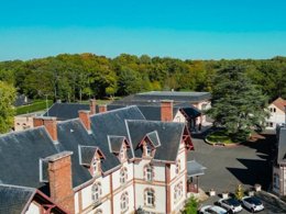 Camping Pas Cher vous présente avec son site Officiel campingpascher.fr, le Village vacances VVF Nature Parc Sologne Berry-Domaine De La Grande Garenne, situé sur la commune de Neuvy Sur Barangeon dans le département Cher (Centre Val De Loire) en France. Le village vacances VVF Nature Parc Sologne Berry-Domaine De La Grande Garenne vous propose un hébergement de type maison de campagne de 220 m² avec climatisation. L'établissement vous propose 3 autres types d'hébergements. Découvrez tous nos séjours à petits prix dans la commune et aux alentours de Neuvy Sur Barangeon du département : Cher (Centre Val De Loire). Piscine chauffée, Piscine couverte, Animations familiales, Aire de jeux enfants, Baby-foot, Ping-pong, Piscine, Pétanque, Terrain de volley-ball, Bar, Boulangerie, Bureau de tabac, Restaurant, Station-service, Supermarché, Épicerie,... En savoir plus : cliquez-ICI.
