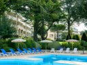 Camping Pas Cher vous présente avec son site Officiel campingpascher.fr, la Résidence Royal Park classé 3 étoiles, située sur la commune de La Baule dans le département Loire-atlantique (Pays De La Loire) en France. La résidence Royal Park, vous présente un hébergement de type studio de 30 m² et télévision. La résidence Royal Park vous propose du sam. 19 septembre au sam. 26 septembre 2026 pour 7 nuits à 336€. Cette location propose 11 dates différentes pour réserver votre séjour. Découvrez également les 3 autres gammes d'hébergements de la résidence. Piscine extérieure, Aire de jeux enfants, Ping-pong,... En savoir plus : cliquez-ICI.