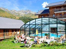 Camping Pas Cher vous présente avec son site Officiel campingpascher.fr, la Résidence Goélia Le Village Gaulois classé 3 étoiles, située sur la commune de Saint François Longchamp dans le département Savoie (Rhône Alpes) en France. La résidence Goélia Le Village Gaulois, vous présente un hébergement de type appartement de 27 m² et télévision. La résidence Goélia Le Village Gaulois vous propose du sam. 22 août au sam. 29 août 2026 pour 7 nuits à 245€. Cette location propose 3 dates différentes pour réserver votre séjour. Découvrez également les 3 autres gammes d'hébergements de la résidence. Piscine chauffée, Piscine couverte,... En savoir plus : cliquez-ICI.