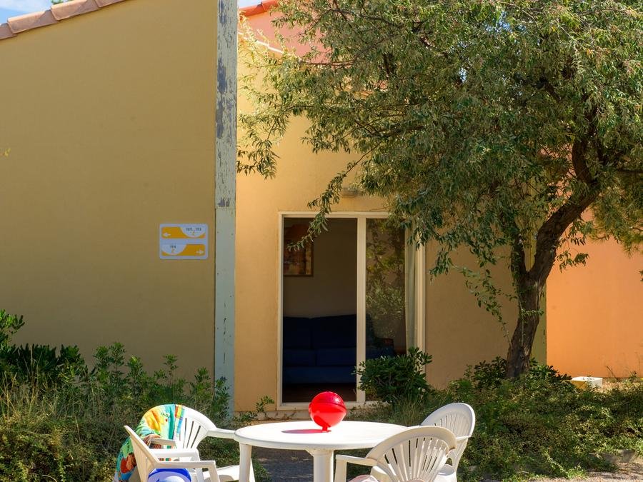 Camping Pas Cher vous présente avec son site Officiel campingpascher.fr, la Résidence Club Goélia Le Village Marin classé 3 étoiles, située sur la commune de Port La Nouvelle dans le département Aude (Languedoc Roussillon) en France. La résidence Club Goélia Le Village Marin, vous présente un hébergement de type maison de 71 m² et télévision. La résidence Club Goélia Le Village Marin vous propose du sam. 05 septembre au sam. 12 septembre 2026 pour 7 nuits à 322€. Cette location propose 8 dates différentes pour réserver votre séjour. Découvrez également les 3 autres gammes d'hébergements de la résidence. MerÉtang, Piscine extérieure, Animations familiales, Club enfants, Aire de jeux enfants, Court de tennis, Ping-pong, Pétanque, Terrain multisports, Bar, Plats à emporter,... En savoir plus : cliquez-ICI.