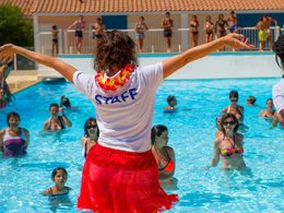 Camping Pas Cher vous présente avec son site Officiel campingpascher.fr, la Résidence Club Goélia Le Village Marin classé 3 étoiles, située sur la commune de Port La Nouvelle dans le département Aude (Languedoc Roussillon) en France. La résidence Club Goélia Le Village Marin, vous présente un hébergement de type maison de 37 m² et télévision. La résidence Club Goélia Le Village Marin vous propose du sam. 05 septembre au sam. 12 septembre 2026 pour 7 nuits à 245€. Cette location propose 14 dates différentes pour réserver votre séjour. Découvrez également les 3 autres gammes d'hébergements de la résidence. MerÉtang, Piscine extérieure, Animations familiales, Club enfants, Aire de jeux enfants, Court de tennis, Ping-pong, Pétanque, Terrain multisports, Bar, Plats à emporter,... En savoir plus : cliquez-ICI.