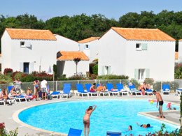 Camping Pas Cher vous présente avec son site Officiel campingpascher.fr, la Résidence Goélia La Palmeraie classé 3 étoiles, située sur la commune de Saint Georges D'oléron dans le département Charente-maritime (Poitou Charentes) en France. La résidence Goélia La Palmeraie, vous présente un hébergement de type villa et télévision. La résidence Goélia La Palmeraie vous propose du sam. 03 octobre au sam. 10 octobre 2026 pour 7 nuits à 399€. Cette location propose 4 dates différentes pour réserver votre séjour. Découvrez également les 2 autres gammes d'hébergements de la résidence. Piscine chauffée, Piscine extérieure,... En savoir plus : cliquez-ICI.