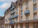 Camping Pas Cher vous présente avec son site Officiel campingpascher.fr, la Résidence Goélia - Le Castel Normand classé 3 étoiles, située sur la commune de Deauville dans le département Calvados (Basse Normandie) en France. La résidence Goélia - Le Castel Normand, vous présente un hébergement de type studio de 25 m² et télévision. La résidence Goélia - Le Castel Normand vous propose du sam. 26 septembre au sam. 03 octobre 2026 pour 7 nuits à 357€. Cette location propose 12 dates différentes pour réserver votre séjour. Découvrez également les 3 autres gammes d'hébergements de la résidence.... En savoir plus : cliquez-ICI.