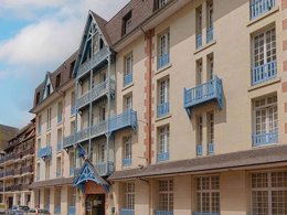 Camping Pas Cher vous présente avec son site Officiel campingpascher.fr, la Résidence Goélia - Le Castel Normand classé 3 étoiles, située sur la commune de Deauville dans le département Calvados (Basse Normandie) en France. La résidence Goélia - Le Castel Normand, vous présente un hébergement de type studio de 25 m² et télévision. La résidence Goélia - Le Castel Normand vous propose du sam. 26 septembre au sam. 03 octobre 2026 pour 7 nuits à 357€. Cette location propose 12 dates différentes pour réserver votre séjour. Découvrez également les 3 autres gammes d'hébergements de la résidence.... En savoir plus : cliquez-ICI.