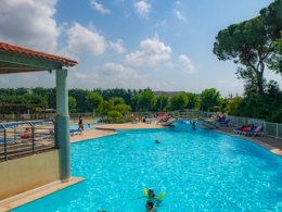 Camping Pas Cher vous présente avec son site Officiel campingpascher.fr, la Résidence Goélia Mandelieu Riviera Resort classé 4 étoiles, située sur la commune de Mandelieu La Napoule dans le département Alpes-maritimes (Provence Alpes Côte D'azur) en France. La résidence Goélia Mandelieu Riviera Resort, vous présente un hébergement de type studio de 25 m² avec climatisation et télévision. La résidence Goélia Mandelieu Riviera Resort vous propose du sam. 19 septembre au sam. 26 septembre 2026 pour 7 nuits à 301€. Cette location propose 14 dates différentes pour réserver votre séjour. Découvrez également les 4 autres gammes d'hébergements de la résidence. LacMer, Piscine extérieure, Animations familiales, Club enfants, Court de tennis, Pétanque, Terrain multisports, Bar, Restaurant, Snack/Bar,... En savoir plus : cliquez-ICI.