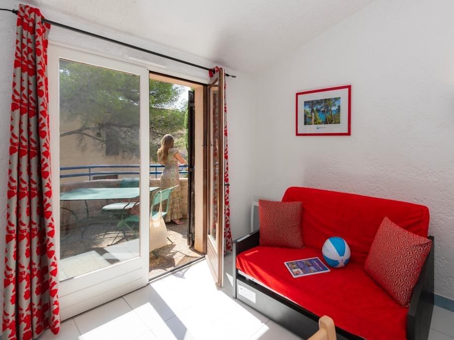 Camping Pas Cher vous présente avec son site Officiel campingpascher.fr, la Résidence Goélia Les Jardins D'Azur classé 3 étoiles, située sur la commune de Saint Raphaël dans le département Var (Provence Alpes Côte D'azur) en France. La résidence Goélia Les Jardins D'Azur, vous présente un hébergement de type appartement de 50 m² et télévision. La résidence Goélia Les Jardins D'Azur vous propose du sam. 19 septembre au sam. 26 septembre 2026 pour 7 nuits à 469€. Cette location propose 12 dates différentes pour réserver votre séjour. Découvrez également les 7 autres gammes d'hébergements de la résidence. Piscine chauffée, Piscine extérieure, Aire de jeux enfants, Ping-pong, Salle de fitness, Terrain multisports,... En savoir plus : cliquez-ICI.