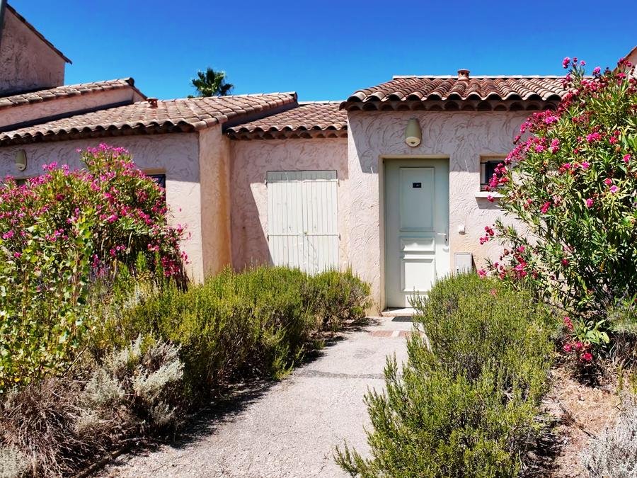Camping Pas Cher vous présente avec son site Officiel campingpascher.fr, la Résidence Goélia Le Village Azur classé 3 étoiles, située sur la commune de Puget Sur Argens dans le département Var (Provence Alpes Côte D'azur) en France. La résidence Goélia Le Village Azur, vous présente un hébergement de type villa de 60 m² et télévision. La résidence Goélia Le Village Azur vous propose du sam. 26 septembre au sam. 03 octobre 2026 pour 7 nuits à 546€. Cette location propose 13 dates différentes pour réserver votre séjour. Découvrez également les 2 autres gammes d'hébergements de la résidence. Piscine extérieure, Aire de jeux enfants, Ping-pong, Pétanque, Salle de fitness, Terrain de beach-volley,... En savoir plus : cliquez-ICI.