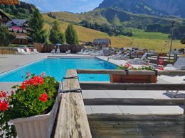 Camping Pas Cher vous présente avec son site Officiel campingpascher.fr, la Résidence Goélia Les Chalets Des Marmottes classé 3 étoiles, située sur la commune de Saint Jean D'arves dans le département Savoie (Rhône Alpes) en France. La résidence Goélia Les Chalets Des Marmottes, vous présente un hébergement de type appartement de 30 m² et télévision. La résidence Goélia Les Chalets Des Marmottes vous propose du sam. 22 août au sam. 29 août 2026 pour 7 nuits à 245€. Cette location propose 4 dates différentes pour réserver votre séjour. Découvrez également les 2 autres gammes d'hébergements de la résidence. Piscine chauffée, Piscine extérieure, Piscine, Pétanque, Dépôt de pain, Épicerie,... En savoir plus : cliquez-ICI.