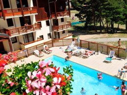 Camping Pas Cher vous présente avec son site Officiel campingpascher.fr, la Résidence Goélia Les Balcons D'Anaïs classé 3 étoiles, située sur la commune de Villarodin Bourget dans le département Savoie (Rhône Alpes) en France. La résidence Goélia Les Balcons D'Anaïs, vous présente un hébergement de type appartement de 35 m² et télévision. La résidence Goélia Les Balcons D'Anaïs vous propose du sam. 09 janvier au sam. 16 janvier 2027, en promotion à -10% pour 7 nuits à 396,90 € au lieu de 441,0 € soit une Économie de 44,10 €. Cette location propose 9 dates différentes pour réserver votre séjour. Découvrez également les 3 autres gammes d'hébergements de la résidence. Piscine chauffée, Piscine extérieure,... En savoir plus : cliquez-ICI.