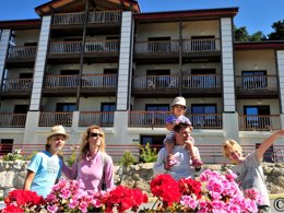 Camping Pas Cher vous présente avec son site Officiel campingpascher.fr, la Résidence Goélia - Le Domaine De Castella classé 3 étoiles, située sur la commune de Font Romeu Odeillo Via dans le département Pyrénées-orientales (Languedoc Roussillon) en France. La résidence Goélia - Le Domaine De Castella, vous présente un hébergement de type appartement de 35 m² et télévision. La résidence Goélia - Le Domaine De Castella vous propose du sam. 05 septembre au sam. 12 septembre 2026 pour 7 nuits à 350€. Cette location propose 2 dates différentes pour réserver votre séjour. Découvrez également les 4 autres gammes d'hébergements de la résidence. Piscine chauffée, Piscine couverte, Court de tennis, Salle de fitness, Terrain de badminton, Terrain de squash, Restaurant, Épicerie,... En savoir plus : cliquez-ICI.