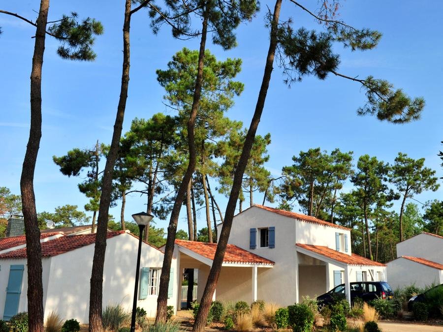 Camping Pas Cher vous présente avec son site Officiel campingpascher.fr, la Résidence Goélia Le Domaine Des Oyats classé 3 étoiles, située sur la commune de Longeville Sur Mer dans le département Vendée (Pays De La Loire) en France. La résidence Goélia Le Domaine Des Oyats, vous présente un hébergement de type maison de 60 m² et télévision. La résidence Goélia Le Domaine Des Oyats vous propose du sam. 19 septembre au sam. 26 septembre 2026 pour 7 nuits à 413€. Cette location propose 13 dates différentes pour réserver votre séjour. Découvrez également les 3 autres gammes d'hébergements de la résidence. Piscine chauffée, Piscine extérieure, Ping-pong, Terrain de volley-ball,... En savoir plus : cliquez-ICI.