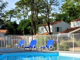 Camping Pas Cher vous présente avec son site Officiel campingpascher.fr, la Résidence Goélia Le Domaine Des Oyats classé 3 étoiles, située sur la commune de Longeville Sur Mer dans le département Vendée (Pays De La Loire) en France. La résidence Goélia Le Domaine Des Oyats, vous présente un hébergement de type maison de 30 m² et télévision. La résidence Goélia Le Domaine Des Oyats vous propose du sam. 19 septembre au sam. 26 septembre 2026 pour 7 nuits à 294€. Cette location propose 17 dates différentes pour réserver votre séjour. Découvrez également les 3 autres gammes d'hébergements de la résidence. Piscine chauffée, Piscine extérieure, Ping-pong, Terrain de volley-ball,... En savoir plus : cliquez-ICI.