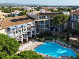 Camping Pas Cher vous présente avec son site Officiel campingpascher.fr, la Résidence Goélia, Arcadius Balaruc classé 3 étoiles, située sur la commune de Balaruc Les Bains dans le département Hérault (Languedoc Roussillon) en France. La résidence Goélia, Arcadius Balaruc, vous présente un hébergement de type studio de 20 m² et télévision. La résidence Goélia, Arcadius Balaruc vous propose du sam. 26 septembre au sam. 03 octobre 2026 pour 7 nuits à 294€. Cette location propose 10 dates différentes pour réserver votre séjour. Découvrez également les 5 autres gammes d'hébergements de la résidence. Piscine chauffée, Piscine extérieure, Court de tennis, Planche à voile, Sports nautiques,... En savoir plus : cliquez-ICI.