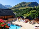 Camping Pas Cher vous présente avec son site Officiel campingpascher.fr, la Résidence Goélia Les Chalets Des Ecourts classé 3 étoiles, située sur la commune de Saint Jean D'arves dans le département Savoie (Rhône Alpes) en France. La résidence Goélia Les Chalets Des Ecourts, vous présente un hébergement de type appartement de 31 m² et télévision. La résidence Goélia Les Chalets Des Ecourts vous propose du sam. 22 août au sam. 29 août 2026 pour 7 nuits à 245€. Cette location propose 4 dates différentes pour réserver votre séjour. Découvrez également les 2 autres gammes d'hébergements de la résidence. Piscine chauffée, Piscine extérieure, Salle de fitness, Dépôt de pain,... En savoir plus : cliquez-ICI.