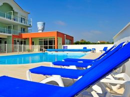 Camping Pas Cher vous présente avec son site Officiel campingpascher.fr, la Résidence Goélia La Grande Plage classé 3 étoiles, située sur la commune de Saint Gilles Croix De Vie dans le département Vendée (Pays De La Loire) en France. La résidence Goélia La Grande Plage, vous présente un hébergement de type maison de 50 m². La résidence Goélia La Grande Plage vous propose du sam. 19 septembre au sam. 26 septembre 2026 pour 7 nuits à 343€. Cette location propose 10 dates différentes pour réserver votre séjour. Découvrez également les 5 autres gammes d'hébergements de la résidence. Piscine chauffée, Piscine extérieure,... En savoir plus : cliquez-ICI.