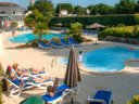 Camping Pas Cher vous présente avec son site Officiel campingpascher.fr, la Résidence Goélia - Les Voiles Blanches classé 3 étoiles, située sur la commune de Batz Sur Mer dans le département Loire-atlantique (Pays De La Loire) en France. La résidence Goélia - Les Voiles Blanches, vous présente un hébergement de type appartement de 30 m² et télévision. La résidence Goélia - Les Voiles Blanches vous propose du sam. 19 septembre au sam. 26 septembre 2026 pour 7 nuits à 315€. Cette location propose 8 dates différentes pour réserver votre séjour. Découvrez également les 3 autres gammes d'hébergements de la résidence. Piscine chauffée, Piscine extérieure, Animations familiales, Club enfants, Court de tennis, Ping-pong, Pétanque, Terrain de beach-volley,... En savoir plus : cliquez-ICI.