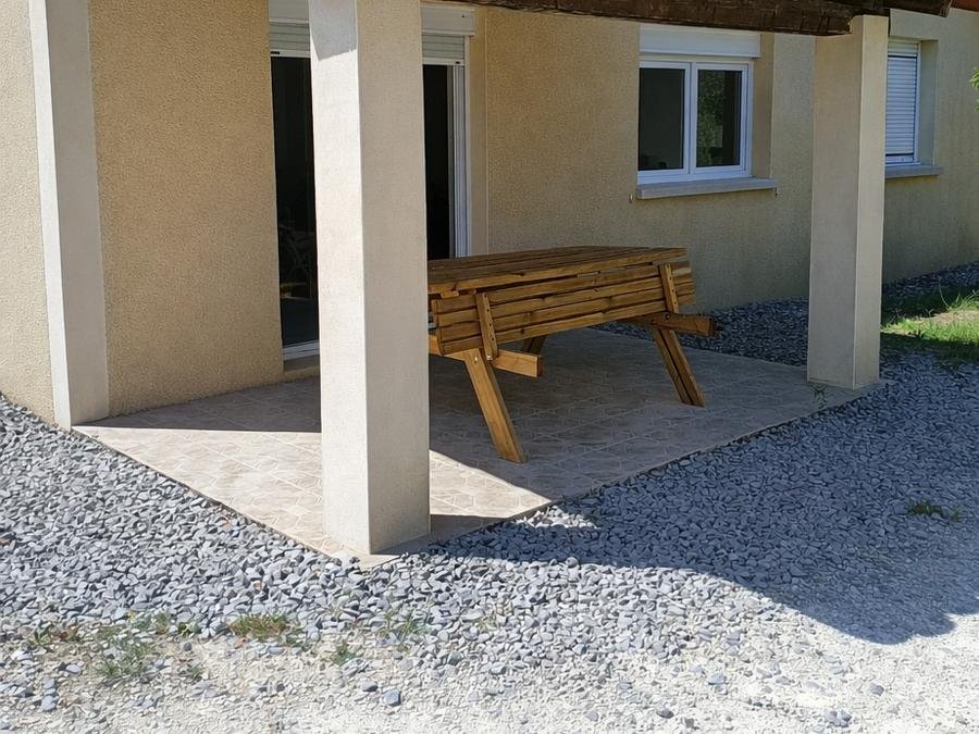 Camping Pas Cher vous présente avec son site Officiel campingpascher.fr, le Camping Domaine Des Garrigues, situé sur la commune de Grospierres dans le département Ardèche (Rhône Alpes) en France. Le camping Domaine Des Garrigues, vous présente un hébergement de type maison de campagne de 50 m² avec climatisation. Le camping Domaine Des Garrigues vous propose du dimanche 30 août au dimanche 06 septembre 2026, en promotion à -21% pour 7 nuits à 532 € au lieu de 682,0 € soit une Économie de 150 €. Cette location propose 21 dates différentes pour réserver votre séjour. Découvrez également les 4 autres gammes d'hébergements du camping. Piscine extérieure, Court de tennis, Pétanque, Terrain de football, Terrain de volley-ball,... En savoir plus : cliquez-ICI.