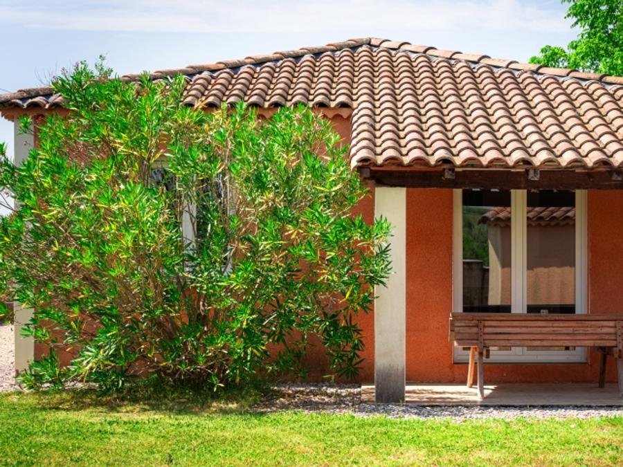 Camping Pas Cher vous présente avec son site Officiel campingpascher.fr, le Camping Domaine Des Garrigues, situé sur la commune de Grospierres dans le département Ardèche (Rhône Alpes) en France. Le camping Domaine Des Garrigues, vous présente un hébergement de type maison de campagne de 50 m². Le camping Domaine Des Garrigues vous propose du dimanche 30 août au dimanche 06 septembre 2026, en promotion à -21% pour 7 nuits à 581 € au lieu de 740,0 € soit une Économie de 159 €. Cette location propose 29 dates différentes pour réserver votre séjour. Découvrez également les 4 autres gammes d'hébergements du camping. Piscine extérieure, Court de tennis, Pétanque, Terrain de football, Terrain de volley-ball,... En savoir plus : cliquez-ICI.
