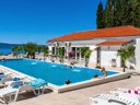 Camping Pas Cher vous présente avec son site Officiel campingpascher.fr, le Camping Almissa classé 3 étoiles, situé sur la commune de Omis dans le département Split-dalmatien (Dalmatie) en Croatie. Le camping Almissa, vous présente un hébergement de type mobil-home. Le camping Almissa vous propose du sam. 12 septembre au sam. 19 septembre 2026 pour 7 nuits à 1255€. Cette location propose 1 dates différentes pour réserver votre séjour. Découvrez également les 1 autres gammes d'hébergements du camping. Mer, Piscine extérieure, Animations familiales, Club enfants, Aire de jeux enfants, Canoë-kayak, Court de tennis, Escalade, Jet-ski, Ping-pong, Pédalo, Terrain de beach-volley, Terrain de football, Bar, Pizzeria, Restaurant, Snack/Bar, Supermarché,... En savoir plus : cliquez-ICI.
