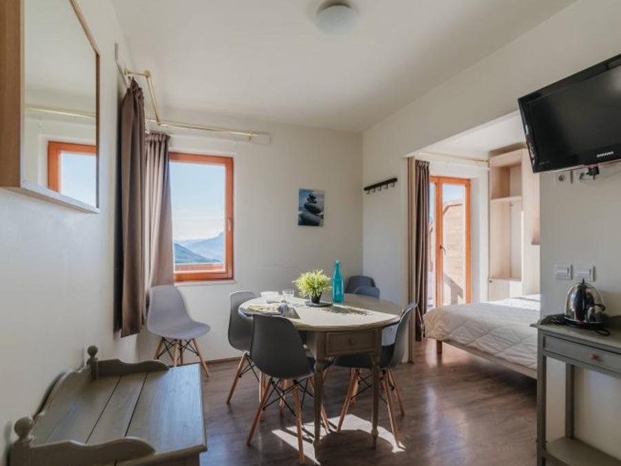 Camping Pas Cher vous présente avec son site Officiel campingpascher.fr, la Résidence Sunêlia Les Logis D'Orres classé 3 étoiles, située sur la commune de Les Orres dans le département Hautes-alpes (Provence Alpes Côte D'azur) en France. La résidence Sunêlia Les Logis D'Orres, vous présente un hébergement de type studio de 20 m² et télévision. La résidence Sunêlia Les Logis D'Orres vous proposeun séjour PAS CHER avec une REMISEdu sam. 20 juin au sam. 27 juin 2026, en promotion à -40% pour 7 nuits à 239,40 € au lieu de 399,0 € soit une Économie de 159,60 €. Cette location propose 60 dates différentes pour réserver votre séjour. Découvrez également les 7 autres gammes d'hébergements de la résidence. Piscine chauffée, Piscine extérieure, Club enfants, Restaurant,... En savoir plus : cliquez-ICI.