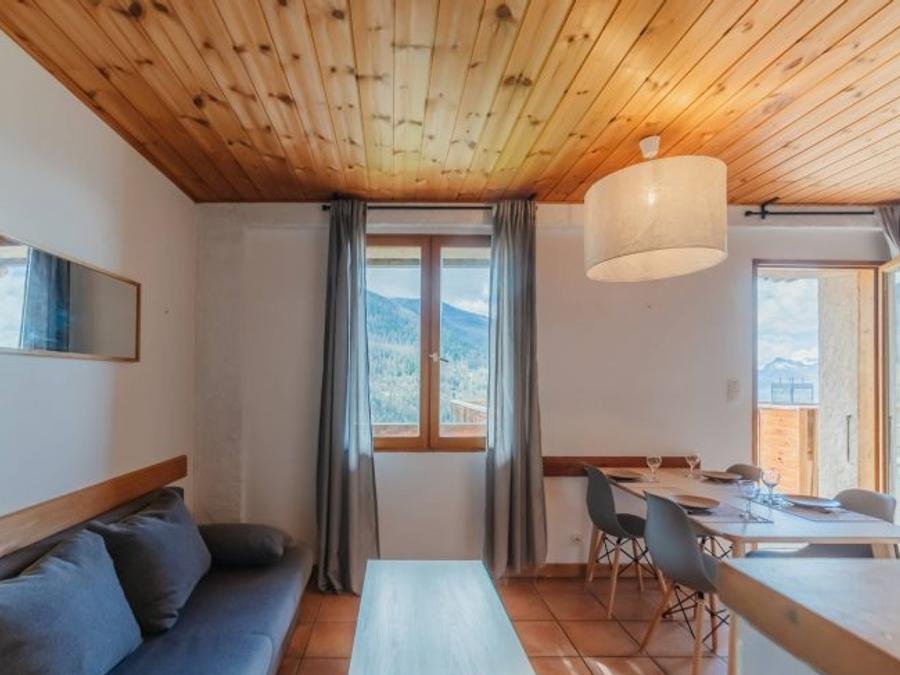 Camping Pas Cher vous présente avec son site Officiel campingpascher.fr, la Résidence Sunêlia Les Logis D'Orres classé 3 étoiles, située sur la commune de Les Orres dans le département Hautes-alpes (Provence Alpes Côte D'azur) en France. La résidence Sunêlia Les Logis D'Orres, vous présente un hébergement de type studio de 33 m² pour 1 personne et télévision. La résidence Sunêlia Les Logis D'Orres vous proposeun séjour PAS CHER avec une REMISEdu sam. 20 juin au sam. 27 juin 2026, en promotion à -40% pour 7 nuits à 263,40 € au lieu de 439,0 € soit une Économie de 175,60 €. Cette location propose 102 dates différentes pour réserver votre séjour. Découvrez également les 7 autres gammes d'hébergements de la résidence. Piscine chauffée, Piscine extérieure, Club enfants, Restaurant,... En savoir plus : cliquez-ICI.