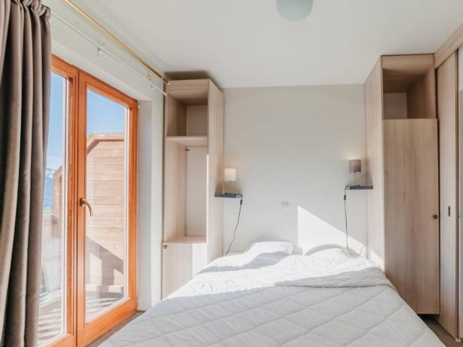 Camping Pas Cher vous présente avec son site Officiel campingpascher.fr, la Résidence Sunêlia Les Logis D'Orres classé 3 étoiles, située sur la commune de Les Orres dans le département Hautes-alpes (Provence Alpes Côte D'azur) en France. La résidence Sunêlia Les Logis D'Orres, vous présente un hébergement de type studio de 37 m² et télévision. La résidence Sunêlia Les Logis D'Orres vous propose du jeudi 04 juin au jeudi 11 juin 2026 avec une PROMO de DERNIÈRE MINUTE, en promotion à -25% pour 7 nuits à 276,75 € au lieu de 369,0 € soit une Économie de 92,25 €. Cette location propose 37 dates différentes pour réserver votre séjour. Découvrez également les 7 autres gammes d'hébergements de la résidence. Piscine chauffée, Piscine extérieure, Club enfants, Restaurant,... En savoir plus : cliquez-ICI.