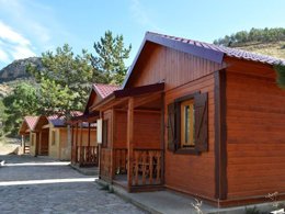 Camping Pas Cher vous présente avec son site Officiel campingpascher.fr, le Camping Las Cabanas, situé sur la commune de Teruel dans le département Teruel (Aragon) en Espagne. Le camping Las Cabanas, vous présente un hébergement de type chalet de 14 m² pour 4 personnes. Le camping Las Cabanas vous propose du jeudi 01 octobre au jeudi 08 octobre 2026 pour 7 nuits à 335€. Cette location propose 146 dates différentes pour réserver votre séjour. Découvrez également les 3 autres gammes d'hébergements du camping. Aire de jeux enfants, Randonnée, Terrain multisports, Bar, Restaurant,... En savoir plus : cliquez-ICI.