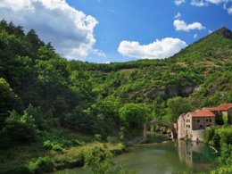 Camping Pas Cher vous présente avec son site Officiel campingpascher.fr, le Camping La Claparède classé 2 étoiles, situé sur la commune de Saint Jean Du Bruel dans le département Aveyron (Midi Pyrénées) en France. Le camping La Claparède, vous présente un hébergement de type mobil-home. Le camping La Claparède vous propose du sam. 06 juin au sam. 13 juin 2026 avec un DÉPART DEMAIN pour 7 nuits à 343€. Cette location propose 73 dates différentes pour réserver votre séjour. Découvrez également les 1 autres gammes d'hébergements du camping. Rivière, Aire de jeux enfants, Ping-pong, Pétanque,... En savoir plus : cliquez-ICI.
