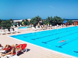 Camping Pas Cher vous présente avec son site Officiel campingpascher.fr, le Camping Bella Italia Sardinia classé 4 étoiles, situé sur la commune de Marina Di Sorso dans le département Sassari (Sardaigne) en Italie. Le camping Bella Italia Sardinia, vous présente un hébergement de type mobil-home. Le camping Bella Italia Sardinia vous propose du sam. 26 septembre au sam. 03 octobre 2026, en promotion à -28% pour 7 nuits à 275 € au lieu de 385,0 € soit une Économie de 110 €. Cette location propose 13 dates différentes pour réserver votre séjour. Découvrez également les 1 autres gammes d'hébergements du camping. Mer, Bassin enfant, Piscine extérieure, Animations familiales, Aire de jeux enfants, Ping-pong, Terrain multisports, Restaurant, Snack/Bar, Épicerie,... En savoir plus : cliquez-ICI.