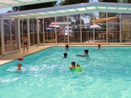 Camping Pas Cher vous présente avec son site Officiel campingpascher.fr, le Camping Les 2 Plages Quend classé 3 étoiles, situé sur la commune de Quend dans le département Somme (Picardie) en France. Le camping Les 2 Plages Quend, vous présente un hébergement de type mobil-home de 25 m² pour 2 personnes et télévision. Le camping Les 2 Plages Quend vous propose du dimanche 20 septembre au dimanche 27 septembre 2026, en promotion à -13% pour 7 nuits à 220 € au lieu de 255,0 € soit une Économie de 35 €. Cette location propose 50 dates différentes pour réserver votre séjour. Découvrez également les 8 autres gammes d'hébergements du camping. Piscine chauffée, Piscine couverte, Aire de jeux enfants, Pétanque, Salle de jeux vidéo, Bar, Dépôt de pain,... En savoir plus : cliquez-ICI.