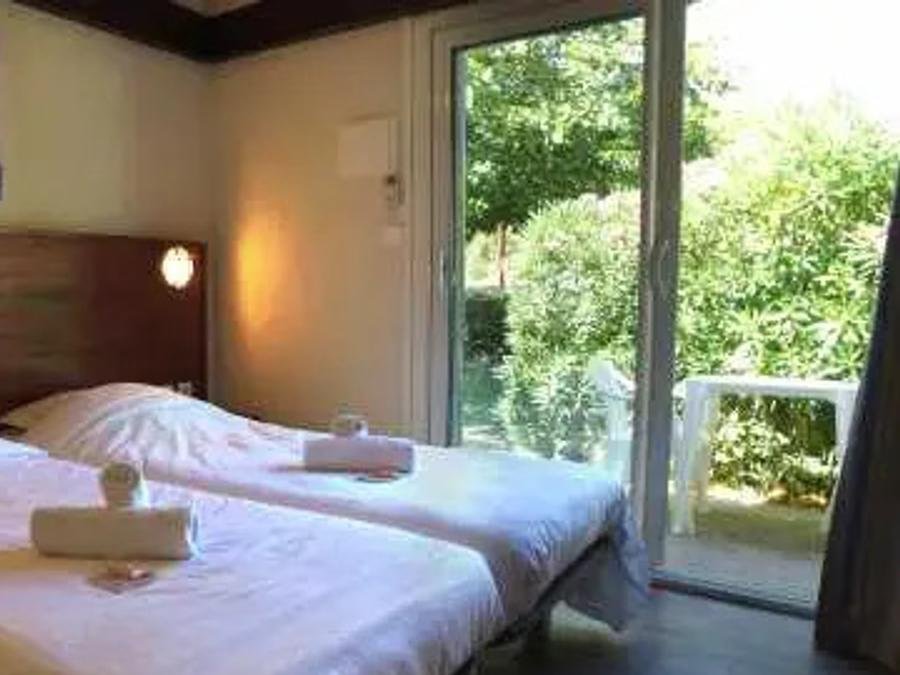 Camping Pas Cher vous présente avec son site Officiel campingpascher.fr, la Résidence VVF Golfe De Saint-Tropez Sainte-Maxime, située sur la commune de Sainte Maxime dans le département Var (Provence Alpes Côte D'azur) en France. La résidence VVF Golfe De Saint-Tropez Sainte-Maxime, vous présente un hébergement de type chambre de 11 m² pour 2 personnes avec climatisation et télévision. La résidence VVF Golfe De Saint-Tropez Sainte-Maxime vous propose du dimanche 04 octobre au dimanche 11 octobre 2026 pour 7 nuits à 574€. Cette location propose 63 dates différentes pour réserver votre séjour. Découvrez également les 9 autres gammes d'hébergements de la résidence. Piscine chauffée, Piscine extérieure, Animations familiales, Club ados, Club enfants, Aire de jeux enfants, Golf, Paddle, Ping-pong, Plongée, Pétanque, Structure gonflable enfants, Terrain de beach-volley, Terrain de football, Voile, Bar, Boulangerie, Restaurant, Épicerie,... En savoir plus : cliquez-ICI.