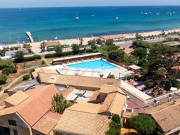 Camping Pas Cher vous présente avec son site Officiel campingpascher.fr, la Résidence VVF Golfe De Saint-Tropez Sainte-Maxime, située sur la commune de Sainte Maxime dans le département Var (Provence Alpes Côte D'azur) en France. La résidence VVF Golfe De Saint-Tropez Sainte-Maxime, vous présente un hébergement de type chambre de 11 m² pour 2 personnes avec climatisation et télévision. La résidence VVF Golfe De Saint-Tropez Sainte-Maxime vous propose du dimanche 04 octobre au dimanche 11 octobre 2026 pour 7 nuits à 574€. Cette location propose 63 dates différentes pour réserver votre séjour. Découvrez également les 9 autres gammes d'hébergements de la résidence. Piscine chauffée, Piscine extérieure, Animations familiales, Club ados, Club enfants, Aire de jeux enfants, Golf, Paddle, Ping-pong, Plongée, Pétanque, Structure gonflable enfants, Terrain de beach-volley, Terrain de football, Voile, Bar, Boulangerie, Restaurant, Épicerie,... En savoir plus : cliquez-ICI.