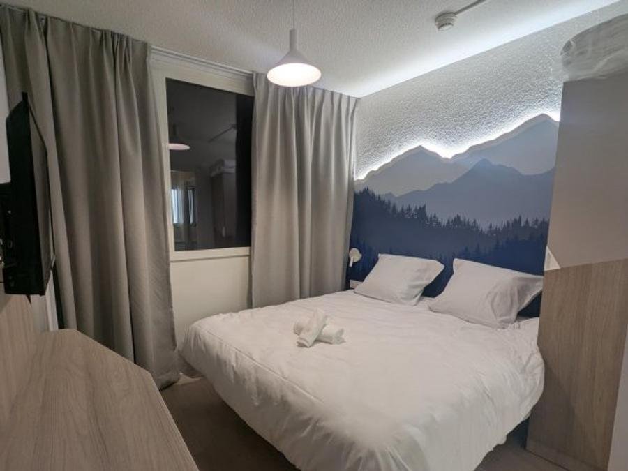 Camping Pas Cher vous présente avec son site Officiel campingpascher.fr, la Résidence VVF Piau-Engaly 1850, située sur la commune de Aragnouet dans le département Hautes-pyrénées (Midi Pyrénées) en France. La résidence VVF Piau-Engaly 1850, vous présente un hébergement de type chambre de 12 m² pour 2 personnes et télévision. La résidence VVF Piau-Engaly 1850 vous propose du sam. 12 décembre au sam. 19 décembre 2026 pour 7 nuits à 609€. Cette location propose 34 dates différentes pour réserver votre séjour. Découvrez également les 5 autres gammes d'hébergements de la résidence. Piscine chauffée, Piscine couverte, Animations familiales, Club enfants, Baby-foot, Canyoning, Escalade, Ping-pong, Piscine, Rafting, Bar, Boulangerie, Restaurant, Épicerie,... En savoir plus : cliquez-ICI.