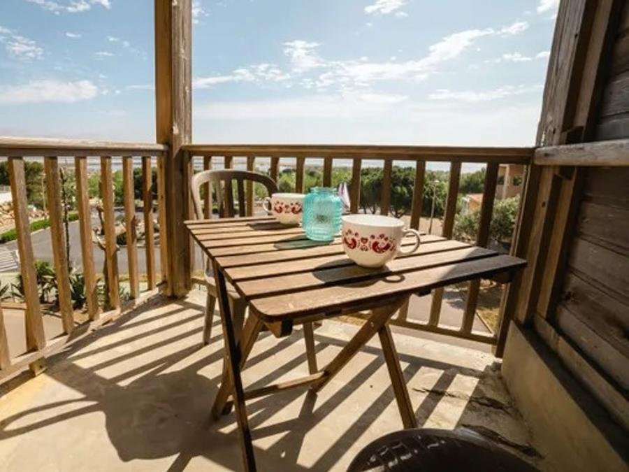 Camping Pas Cher vous présente avec son site Officiel campingpascher.fr, la Résidence VVF Narbonne-Plage Saint-Pierre-la-Mer classé 2 étoiles, située sur la commune de Saint Pierre La Mer dans le département Aude (Languedoc Roussillon) en France. La résidence VVF Narbonne-Plage Saint-Pierre-la-Mer, vous présente un hébergement de type chambre pour 2 personnes et télévision. La résidence VVF Narbonne-Plage Saint-Pierre-la-Mer vous propose du lundi 31 août au lundi 07 septembre 2026 pour 7 nuits à 526€. Cette location propose 4 dates différentes pour réserver votre séjour. Découvrez également les 4 autres gammes d'hébergements de la résidence. Piscine chauffée, Piscine extérieure, Animations familiales, Club ados, Club enfants, Pétanque, Randonnée, Structure gonflable enfants, Terrain multisports, Voile, kiteSurf, Bar, Restaurant, Épicerie,... En savoir plus : cliquez-ICI.