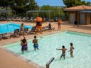 Camping Pas Cher vous présente avec son site Officiel campingpascher.fr, la Résidence VVF Narbonne-Plage Saint-Pierre-la-Mer classé 2 étoiles, située sur la commune de Saint Pierre La Mer dans le département Aude (Languedoc Roussillon) en France. La résidence VVF Narbonne-Plage Saint-Pierre-la-Mer, vous présente un hébergement de type chambre pour 2 personnes et télévision. La résidence VVF Narbonne-Plage Saint-Pierre-la-Mer vous propose du lundi 31 août au lundi 07 septembre 2026 pour 7 nuits à 526€. Cette location propose 4 dates différentes pour réserver votre séjour. Découvrez également les 4 autres gammes d'hébergements de la résidence. Piscine chauffée, Piscine extérieure, Animations familiales, Club ados, Club enfants, Pétanque, Randonnée, Structure gonflable enfants, Terrain multisports, Voile, kiteSurf, Bar, Restaurant, Épicerie,... En savoir plus : cliquez-ICI.