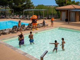 Camping Pas Cher vous présente avec son site Officiel campingpascher.fr, la Résidence VVF Narbonne-Plage Saint-Pierre-la-Mer classé 2 étoiles, située sur la commune de Saint Pierre La Mer dans le département Aude (Languedoc Roussillon) en France. La résidence VVF Narbonne-Plage Saint-Pierre-la-Mer, vous présente un hébergement de type chambre pour 2 personnes et télévision. La résidence VVF Narbonne-Plage Saint-Pierre-la-Mer vous propose du lundi 31 août au lundi 07 septembre 2026 pour 7 nuits à 526€. Cette location propose 4 dates différentes pour réserver votre séjour. Découvrez également les 4 autres gammes d'hébergements de la résidence. Piscine chauffée, Piscine extérieure, Animations familiales, Club ados, Club enfants, Pétanque, Randonnée, Structure gonflable enfants, Terrain multisports, Voile, kiteSurf, Bar, Restaurant, Épicerie,... En savoir plus : cliquez-ICI.