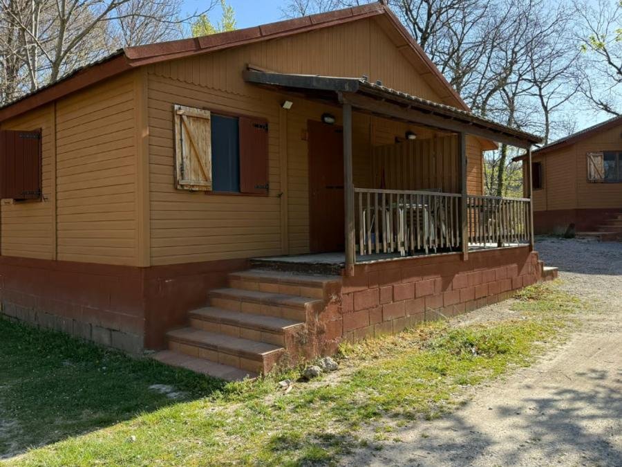 Camping Pas Cher vous présente avec son site Officiel campingpascher.fr, le Camping Vidrà, situé sur la commune de Vidrà dans le département Gérone (Catalogne) en Espagne. Le camping Vidrà, vous présente un hébergement de type bungalow pour 5 personnes. Le camping Vidrà vous propose du mercredi 14 octobre au mercredi 21 octobre 2026 pour 7 nuits à 437.5€. Cette location propose 169 dates différentes pour réserver votre séjour. Découvrez également les 6 autres gammes d'hébergements du camping. Piscine extérieure, Aire de jeux enfants, Baby-foot, Ping-pong, Piscine, Salle de jeux vidéo, Bar, Restaurant, Snack/Bar, Épicerie,... En savoir plus : cliquez-ICI.