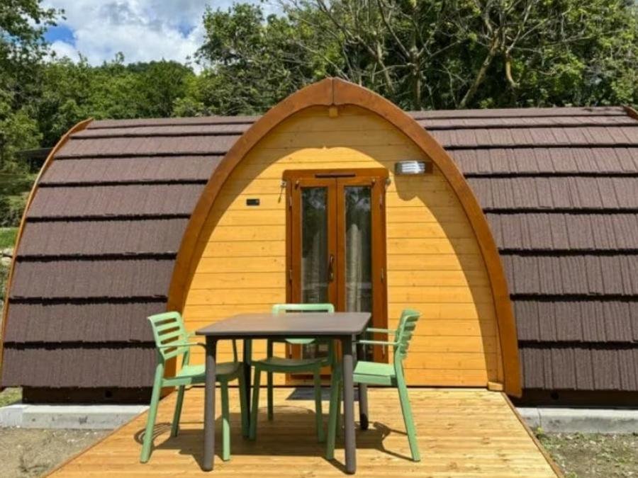 Camping Pas Cher vous présente avec son site Officiel campingpascher.fr, le Camping Vidrà, situé sur la commune de Vidrà dans le département Gérone (Catalogne) en Espagne. Le camping Vidrà, vous présente un hébergement de type hébergement insolite pour 3 personnes. Le camping Vidrà vous propose du mercredi 14 octobre au mercredi 21 octobre 2026 pour 7 nuits à 437.5€. Cette location propose 169 dates différentes pour réserver votre séjour. Découvrez également les 6 autres gammes d'hébergements du camping. Piscine extérieure, Aire de jeux enfants, Baby-foot, Ping-pong, Piscine, Salle de jeux vidéo, Bar, Restaurant, Snack/Bar, Épicerie,... En savoir plus : cliquez-ICI.